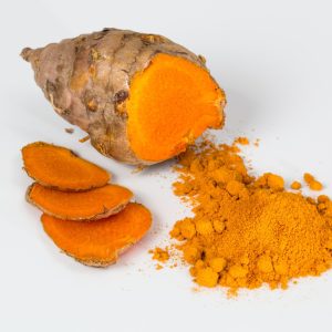 A photo of turmeric and turmeric powder side by side